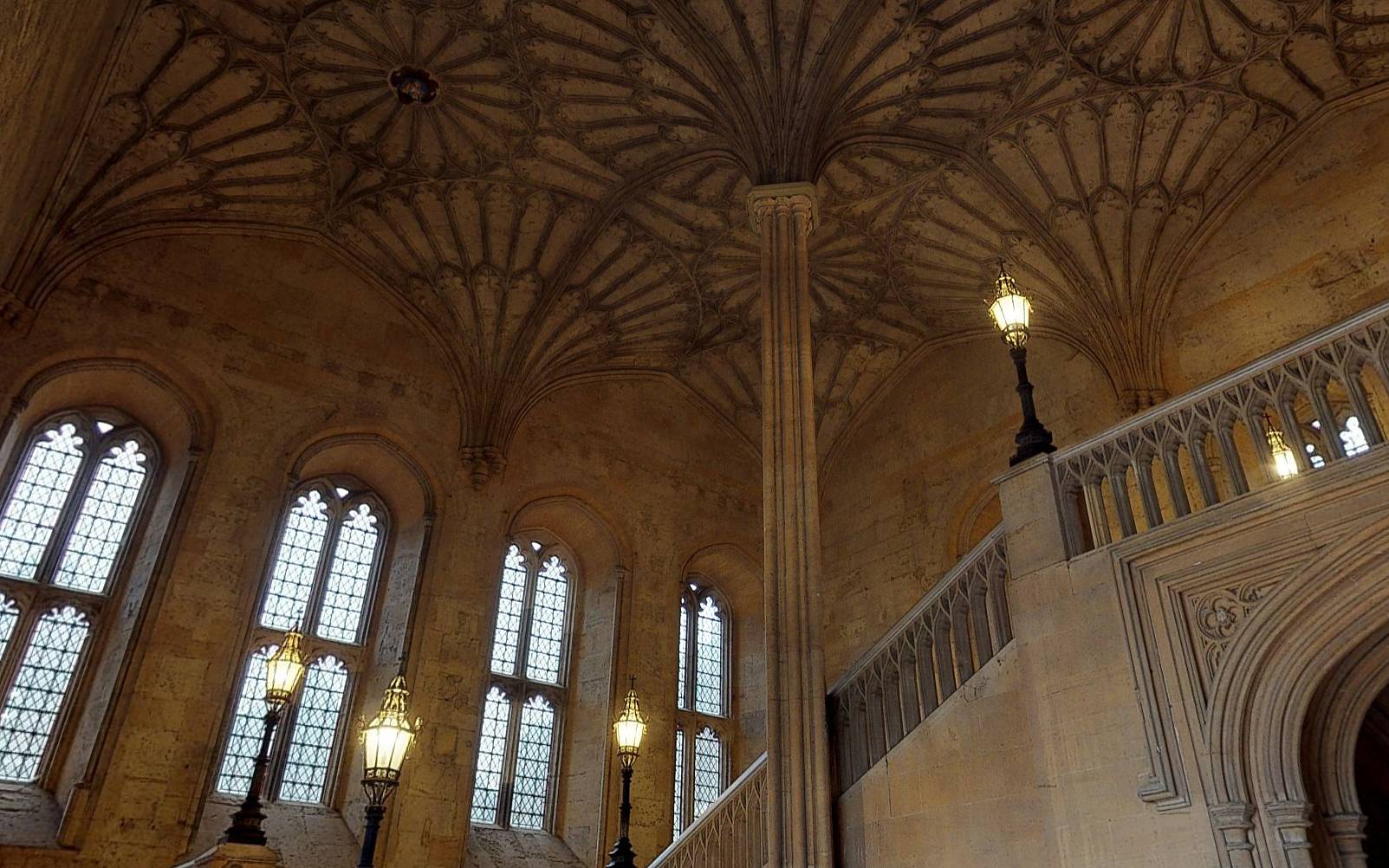 Lanier Theological Library Conference Center was inspired by the Church of Christ in Oxford, England. From the moment visitors step into the room, their gaze is immediately captivated by the awe-inspiring magnificence of the Euro-style Gothic ceiling.