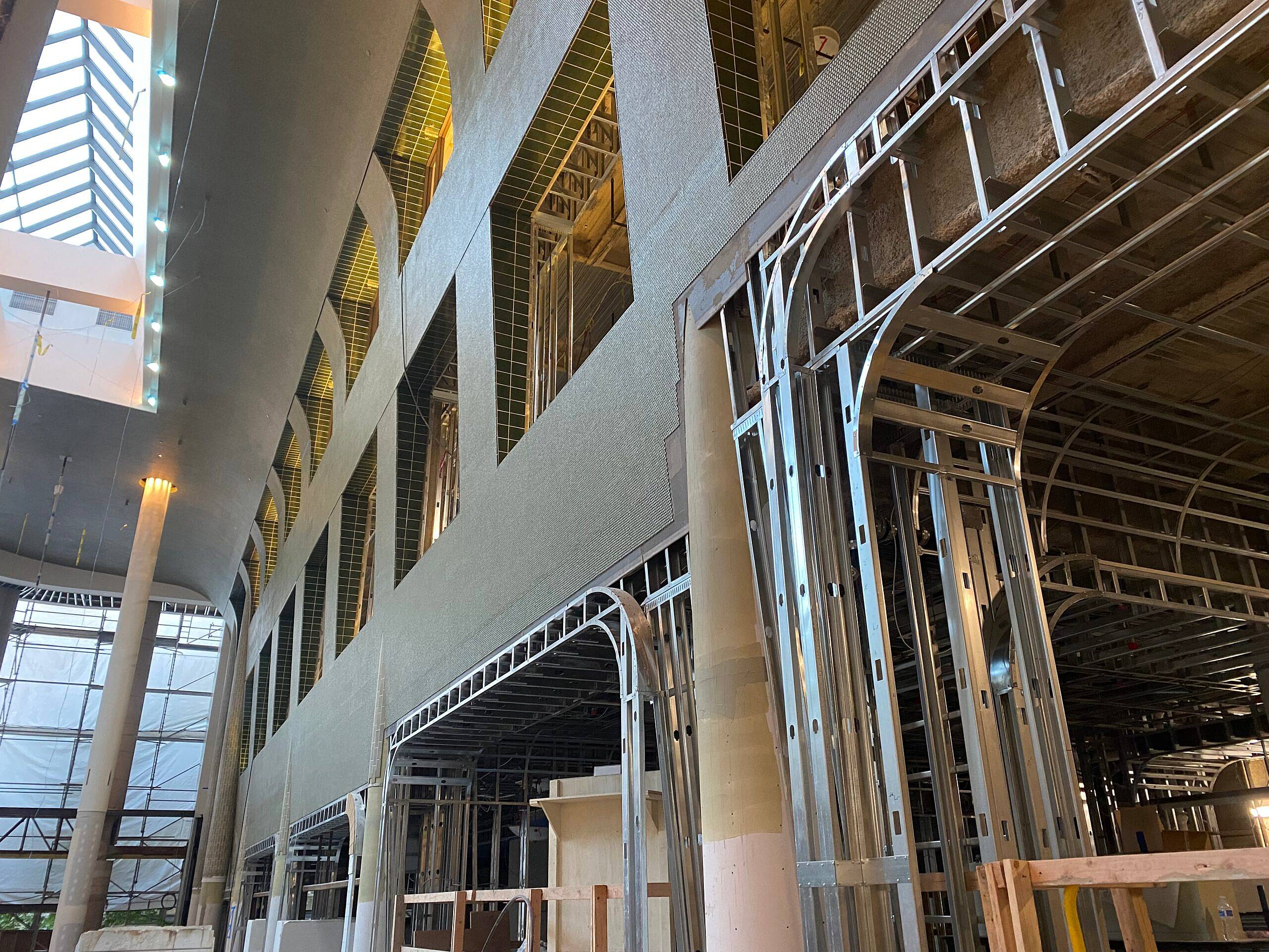 The US Bank’s project design included incredibly diverse metal stud framing with very little repetitive designs. Walls and ceilings incorporated curves, arches and portals that integrated with specialized, imported finishes.
